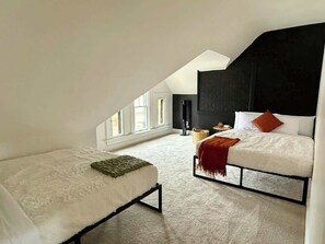 4 Schlafzimmer, Schreibtisch, Bügeleisen/Bügelbrett, Reisekinderbett