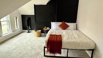 4 chambres, bureau, fer et planche à repasser, lit parapluie