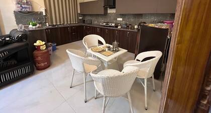 Luxurious, Cozy 2-bedroom apartment in peaceful Dehradun with WiFi, AC