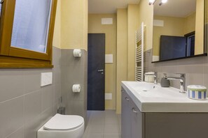 Een douche, een haardroger, een bidet, handdoeken