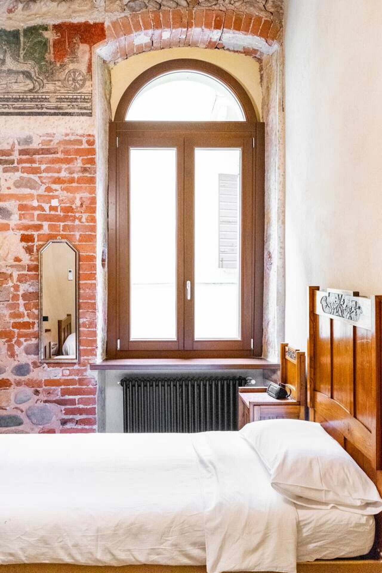 Desk, iron/ironing board, WiFi, bed sheets