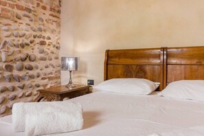 Bureau, fer et planche à repasser, Wi-Fi, draps fournis