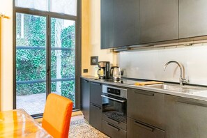 Réfrigérateur, micro-ondes, four, plaque de cuisson