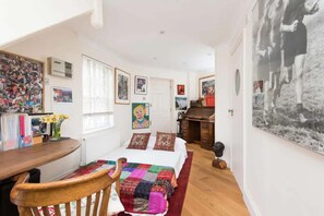 2 slaapkamers, een bureau, een strijkplank/strijkijzer, wifi