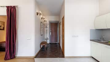Standaard appartement, balkon, uitzicht op de stad | Geluiddichte muren, een strijkplank/strijkijzer, gratis wifi