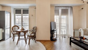 Leilighet – standard, balkong, byutsikt