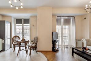 Appartement Standard, balcon, vue sur la ville | Fer et planche Ă repasser, accĂšs au Wi-Fi (inclus)