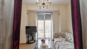 Standaard appartement, balkon, uitzicht op de stad | Geluiddichte muren, een strijkplank/strijkijzer, gratis wifi