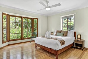 3 室のベッドルーム、デスク、アイロン / アイロン台、旅行用ベビーベッド