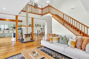 スマートテレビ、暖炉、書庫、ステレオ