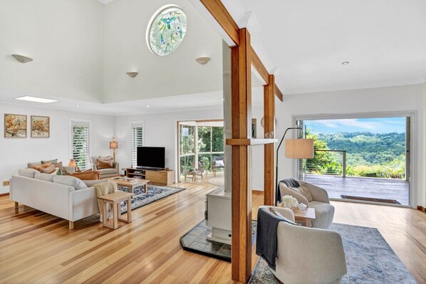 スマートテレビ、暖炉、書庫、ステレオ