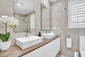 Een haardroger, handdoeken