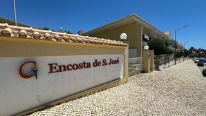 A building with a tiled roof and a sign reading "Encosta de S. José". - Apartment Josefa Summ (Vale de Parra)