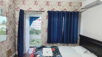 2 bedrooms, iron/ironing board, WiFi