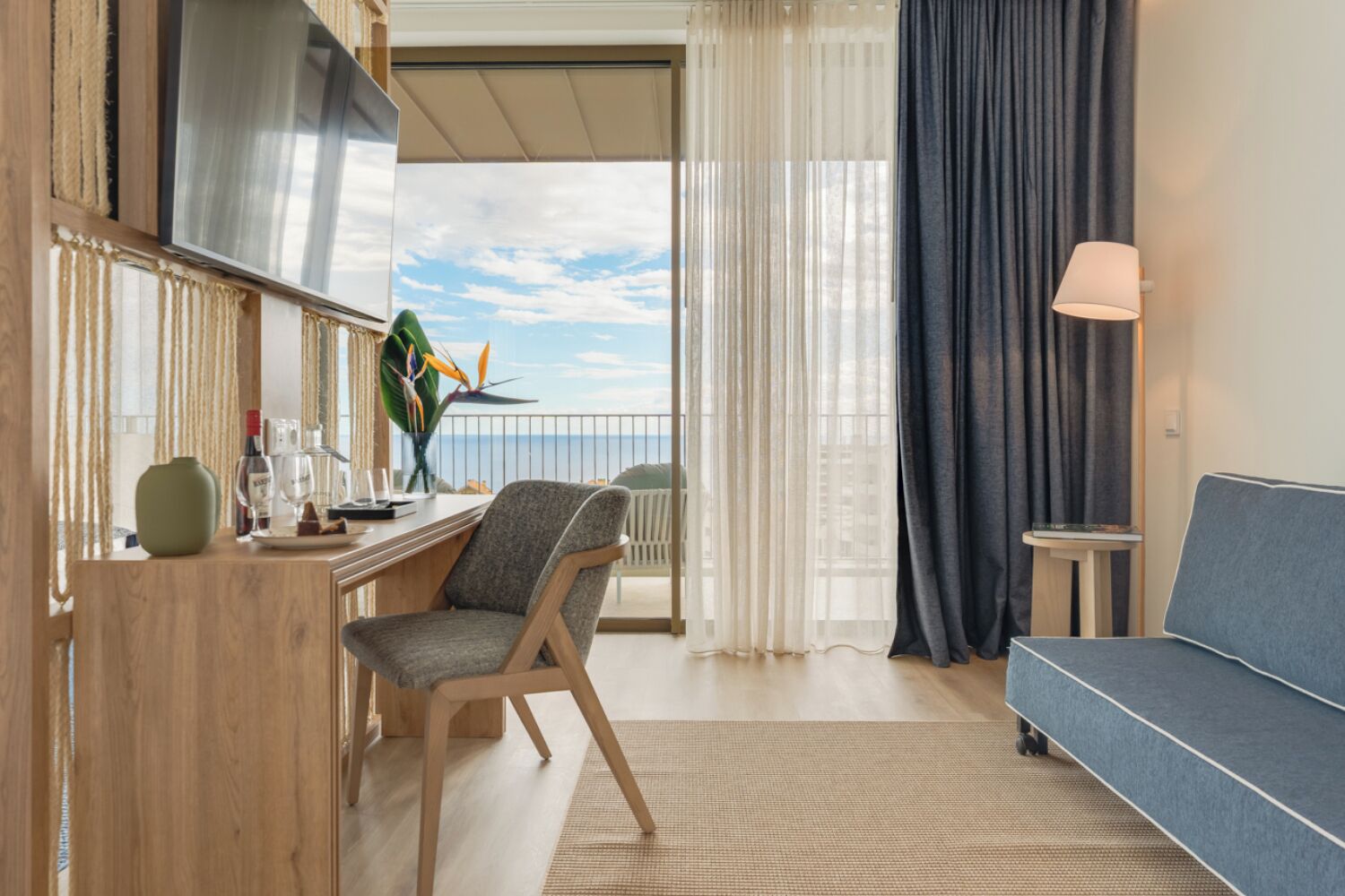 Superior-sviitti, parveke, merinäköala | Oleskelualue | Taulutelevisio