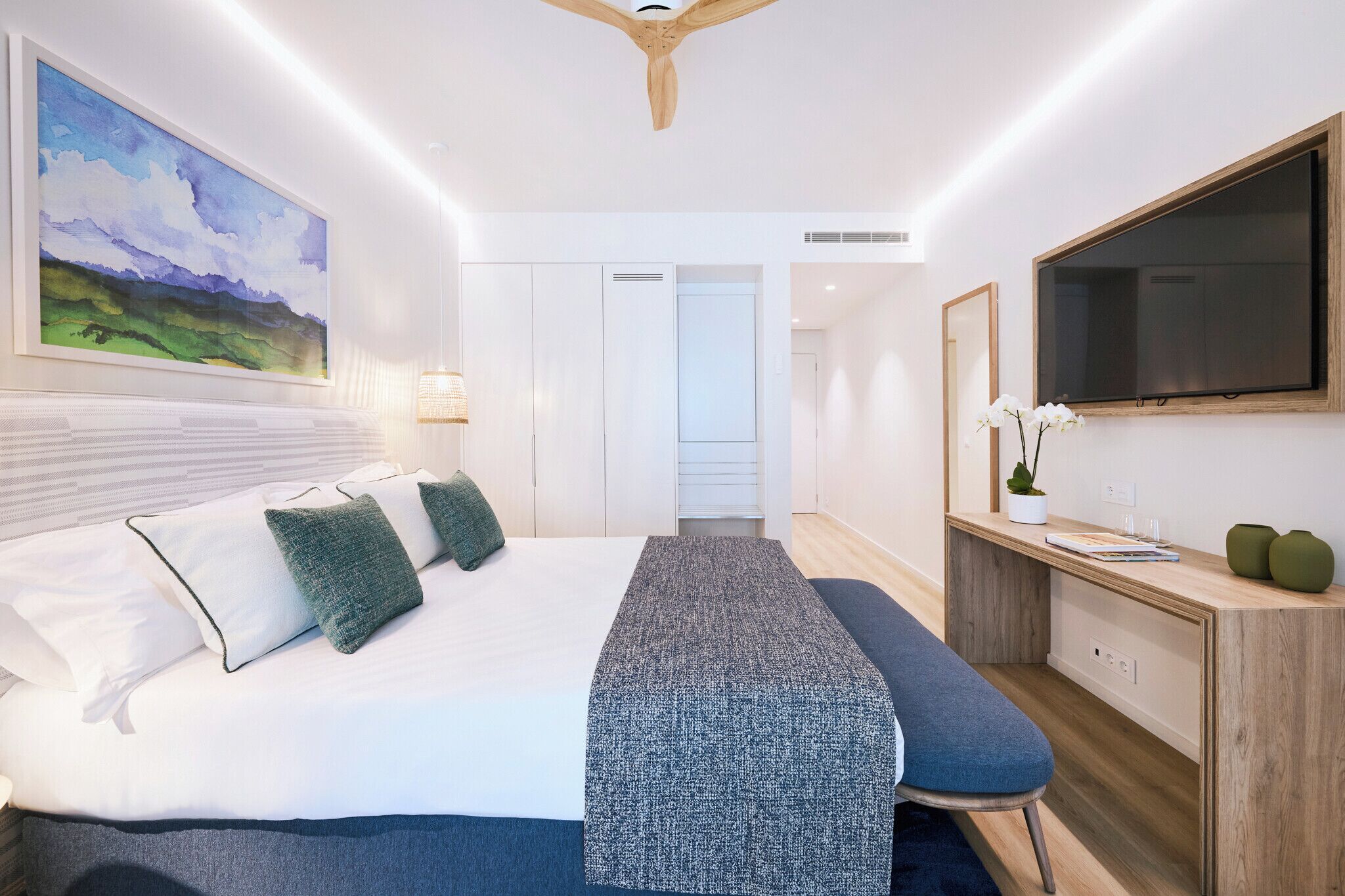 Minibar, caja de seguridad en la habitación y cortinas blackout 