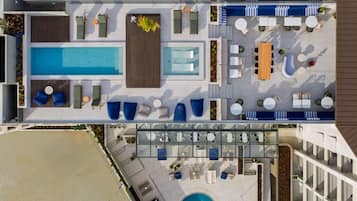 Indoor pool, 2 outdoor pools