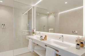 Suite superior, balcón, vistas al mar | Baño | Secador de pelo, albornoces, zapatillas y toallas