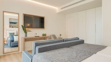Une chambre à coucher moderne avec un grand lit, un bureau, une chaise, un miroir et une armoire.