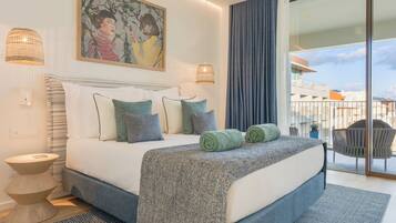 Double Room, Balcony, Sea View | Bar mini, peti besi dalam bilik, langsir/tirai gelap terus, kalis bunyi