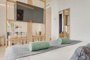 Suite superior, balcón, vistas al mar | Zona de estar | Una televisión de pantalla plana