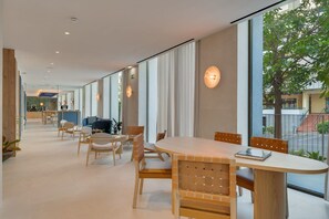2 bars/lounges, rooftop bar - The Editory Ocean Way Funchal (Funchal)
