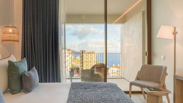 Quarto casal, sacada, vista para o mar | Frigobar, cofres nos quartos, cortinas blackout, quartos à prova de som