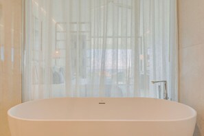 Suite, Balcony | Bathroom | Hair dryer, bathrobes, slippers, towels - The Editory Ocean Way Funchal (Funchal)