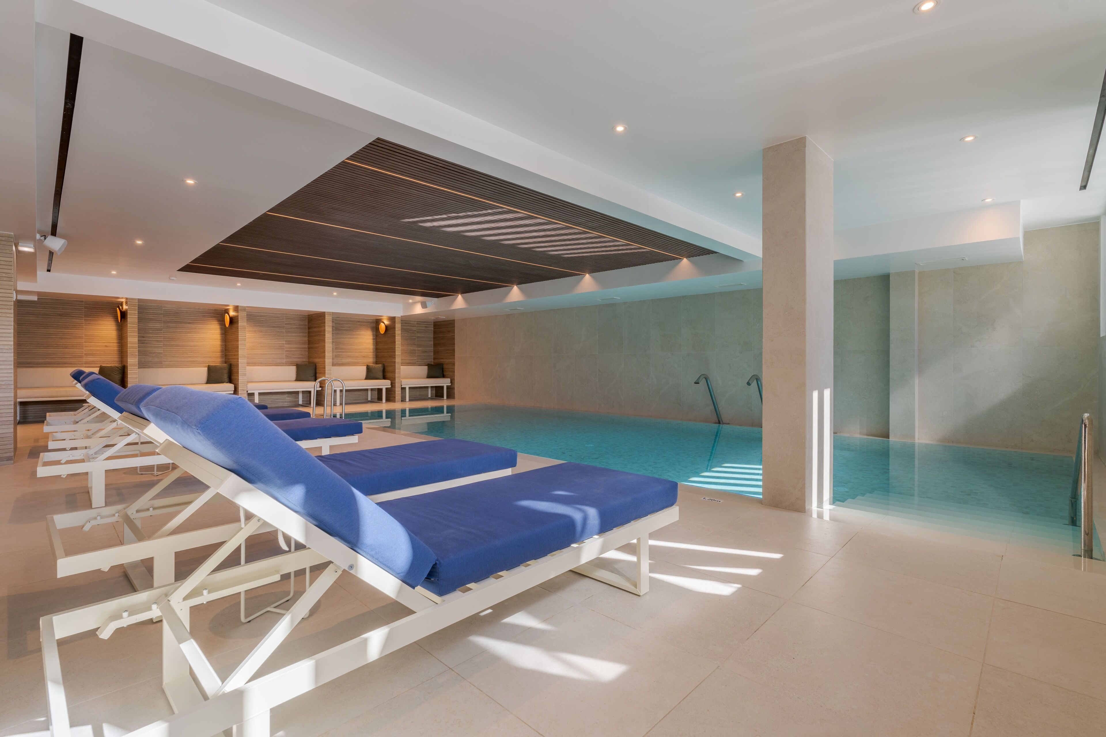 Indoor pool, 2 outdoor pools