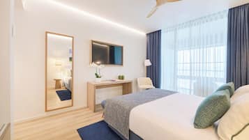 Suite, balkon, uitzicht op zee | 1 slaapkamer, een minibar, een kluis op de kamer