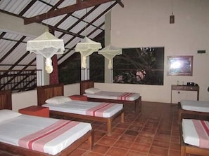 Svefnskáli - útsýni yfir garð | Öryggishólf í herbergi, skrifborð, vinnuaðstaða fyrir fartölvur