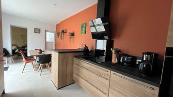 Réfrigérateur, micro-ondes, four, plaque de cuisson