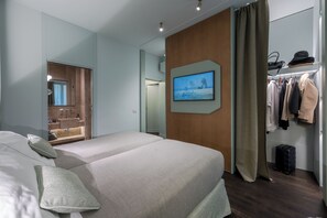 3 bedrooms, in-room safe, iron/ironing board, free WiFi