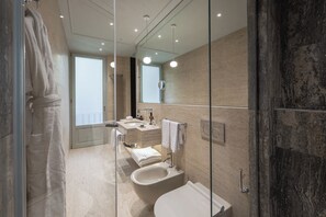 Shower, hair dryer, bidet, towels - 3BR • Luxury Palazzo • Prime Location • Iconic Panoramic Views • Ponte Vecchio • (Firenze)