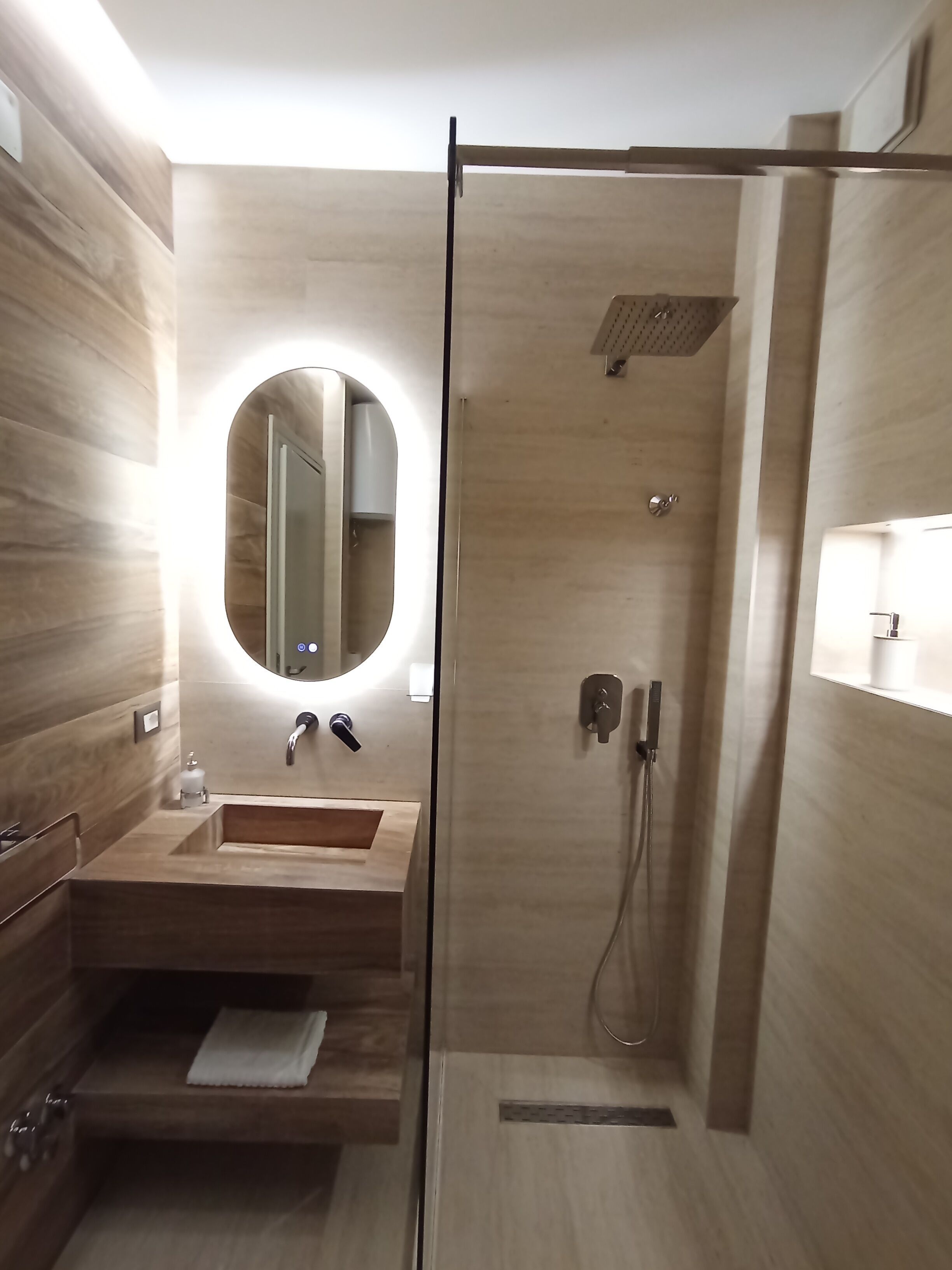 Serviettes fournies, savon, papier toilette