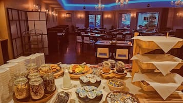 Buffet breakfast for a fee on weekends