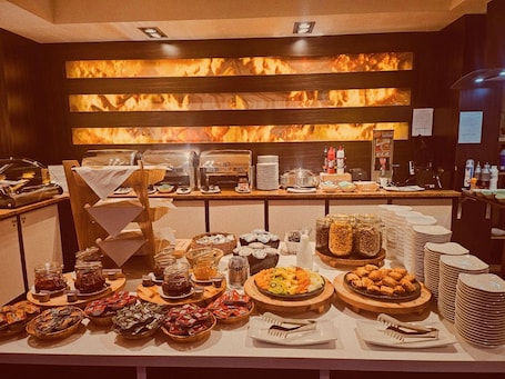 Buffet breakfast for a fee on weekends