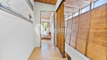 2 kamar tidur, setrika/meja setrika, Wi-Fi gratis, dan seprai linen