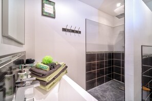 Haartrockner, Handtücher, Seife, Toilettenpapier