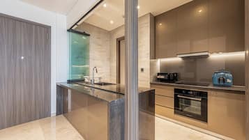 Refrigerador con freezer, microondas, horno, placa de cocina