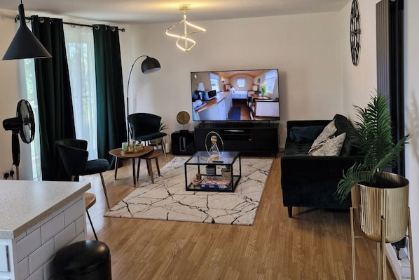 Apartment | Wohnbereich | Fernseher