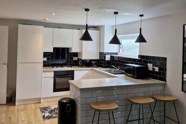 Fridge, microwave, oven, stovetop