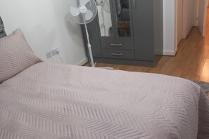 2 chambres, fer et planche à repasser, Wi-Fi gratuit, draps fournis