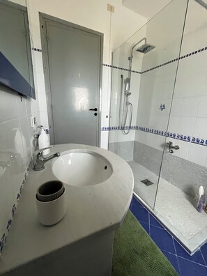 Shower, free toiletries, hair dryer, bidet