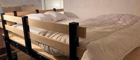 1 camera, ferro/asse da stiro