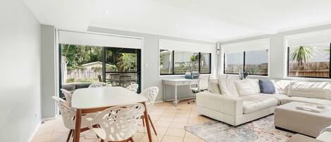 Fernseher, Bücher, Arbeitsbereiche