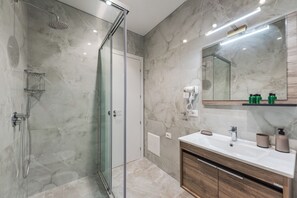 Dusche, Haartrockner, Bidet, HandtĂŒcher