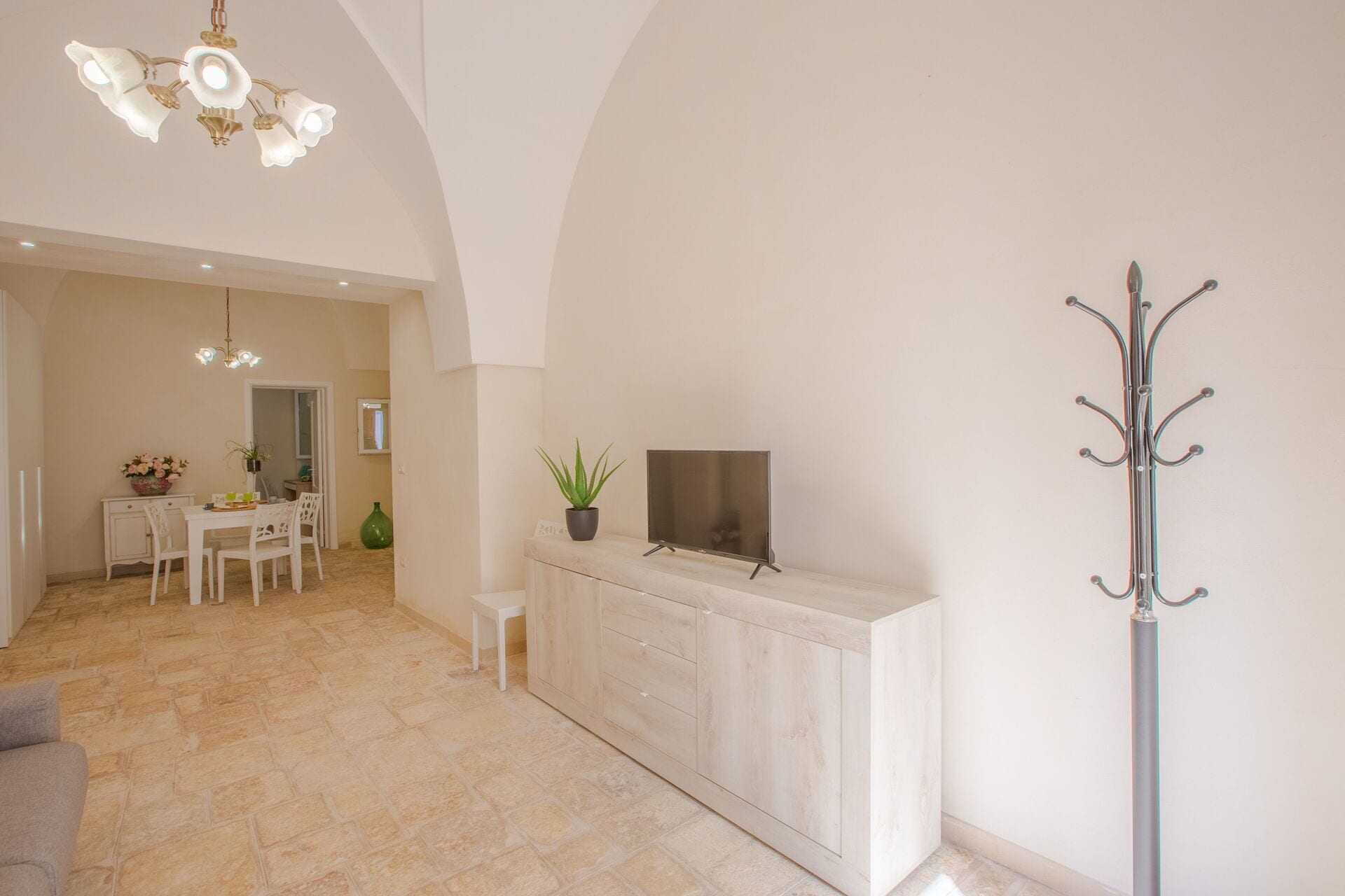 Flooring, Interior Design, Floor, Furniture, Ceiling, Room, Molding, Chair, Houseplant