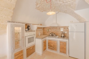 Kühlschrank, Mikrowelle, Ofen, Herdplatte