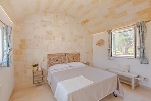 Travel crib, free WiFi, bed sheets